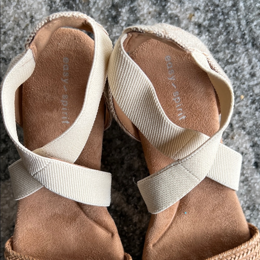 Easy Spirit Women's Tan and Cream Sandals with cushioned soles!